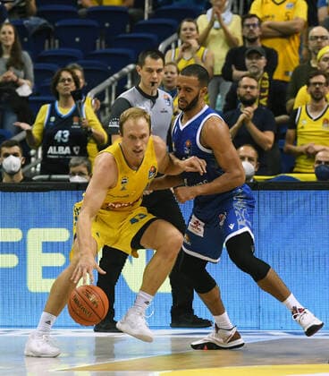 Basketball, Herren, Saison 2021 2022, easyCredit BBL (2. Spieltag), Alba Berlin - Fraport Skyliners Frankfurt, v. l. Luke Sikma (Alba Berlin), Rasheed Moore (Fraport Skyliners Frankfurt), 28.09. 2021, Copyright: xSebastianxRäppold MatthiasxKochx