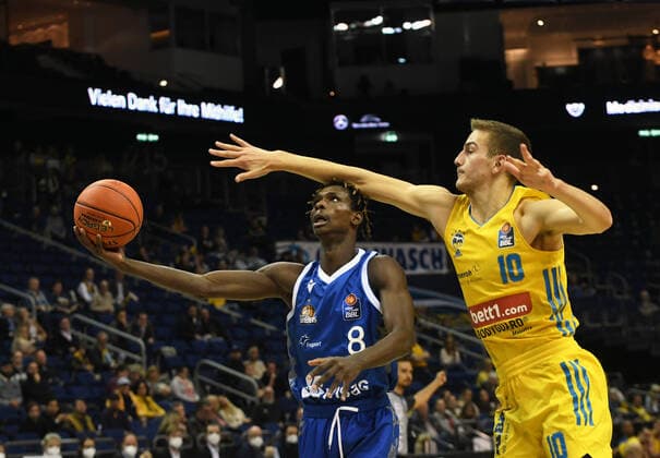 Basketball, Herren, Saison 2021 2022, easyCredit BBL (2. Spieltag), Alba Berlin - Fraport Skyliners Frankfurt, v. l. Brancou Badio (Fraport Skyliners Frankfurt), Tim Schneider (Alba Berlin), 28.09. 2021, Copyright: xSebastianxRäppold MatthiasxKochx