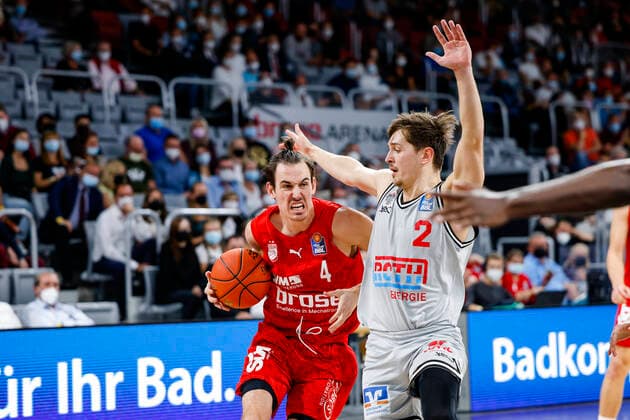 links Omar Prewitt (Brose Bamberg, 04) rechts 02 Dennis Nawrocki (JobStairs Giessen 46ers) Brose Bamberg - Gießen 46ers - easyCredit-BBL - Basketball Bundesliga Saison 2021 22 Spieltag 2, 29.09.2021 Bamberg, Brose Arena Copyright: DanielxLöb