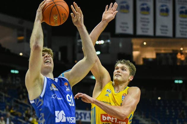 28.09.2021, xlakx, Basketball BBL Bundesliga, Alba Berlin - Fraport Skyliners Frankfurt emspor, v.l.Richardson (Fraport Skyliners 91),Ben Lammers (Alba Berlin No.55) Berlin