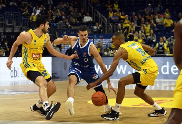Basketball, Herren, Saison 2021 2022, easyCredit BBL (2. Spieltag), Alba Berlin - Fraport Skyliners Frankfurt, v. l. Yovel Zoosman (Alba Berlin), Lukas Wank (Fraport Skyliners Frankfurt), Louis Olinde (Alba Berlin), 28.09. 2021, Copyright: xSebastianxRäppold MatthiasxKochx