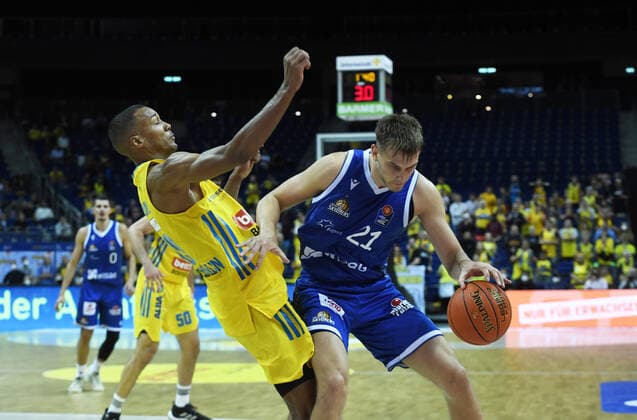 Basketball, Herren, Saison 2021 2022, easyCredit BBL (2. Spieltag), Alba Berlin - Fraport Skyliners Frankfurt, v. l. Louis Olinde (Alba Berlin), Lorenz Brenneke (Fraport Skyliners Frankfurt), 28.09. 2021, Copyright: xSebastianxRäppold MatthiasxKochx