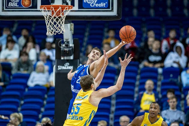 Basketball Berlin 28.09.2021 Saison 2021 2022 1. Bundesliga easyCredit BBL Alba Berlin - Skyliners Frankfurt Lorenz Brenneke (Frankfurt, No.21) Ben Lammers (Alba Berlin, No.55)