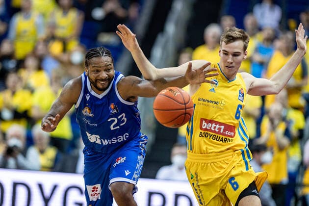 Basketball Berlin 28.09.2021 Saison 2021 2022 1. Bundesliga easyCredit BBL Alba Berlin - Skyliners Frankfurt Quantez Robertson (Frankfurt, No.23) Malte Delow (Alba Berlin, No.06)