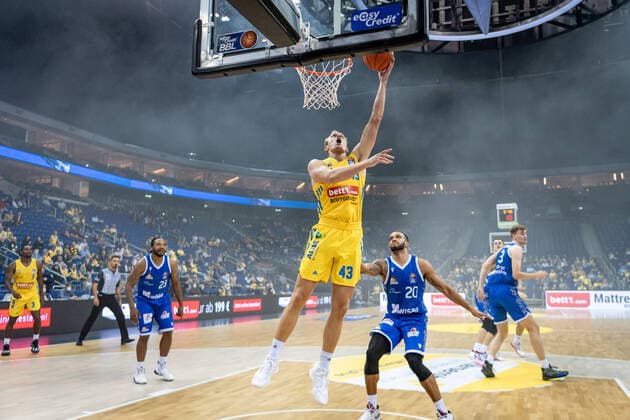 Basketball Berlin 28.09.2021 Saison 2021 2022 1. Bundesliga easyCredit BBL Alba Berlin - Skyliners Frankfurt Luke Sikma (Alba Berlin, No.43) Rasheed Moore (Frankfurt, No.20)