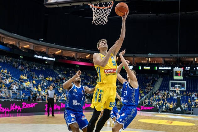 Basketball Berlin 28.09.2021 Saison 2021 2022 1. Bundesliga easyCredit BBL Alba Berlin - Skyliners Frankfurt Ben Lammers (Alba Berlin, No.55) Lorenz Brenneke (Frankfurt, No.21) Jordan Samare (Frankfurt, No.04)