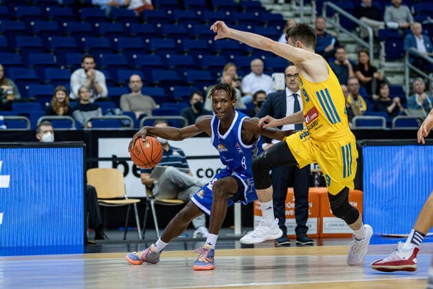 Basketball Berlin 28.09.2021 Saison 2021 2022 1. Bundesliga easyCredit BBL Alba Berlin - Skyliners Frankfurt Brancou Badio (Frankfurt, No.08) Jonas Mattisseck (Alba Berlin, No.09)