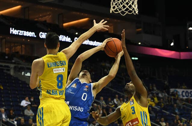 Basketball, Herren, Saison 2021 2022, easyCredit BBL (2. Spieltag), Alba Berlin - Fraport Skyliners Frankfurt, v. l. Marcus Eriksson (Alba Berlin), Lukas Wank (Fraport Skyliners Frankfurt), Jaleen Smith (Alba Berlin), 28.09. 2021, Copyright: xSebastianxRäppold MatthiasxKochx