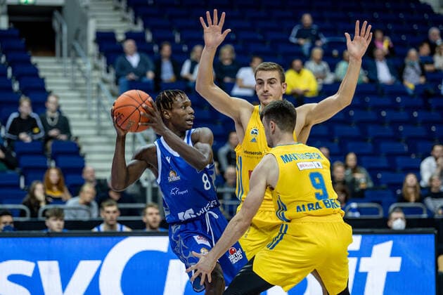 Basketball Berlin 28.09.2021 Saison 2021 2022 1. Bundesliga easyCredit BBL Alba Berlin - Skyliners Frankfurt Brancou Badio (Frankfurt, No.08) Jonas Mattisseck (Alba Berlin, No.09) Tim Schneider (Alba Berlin, No.10)