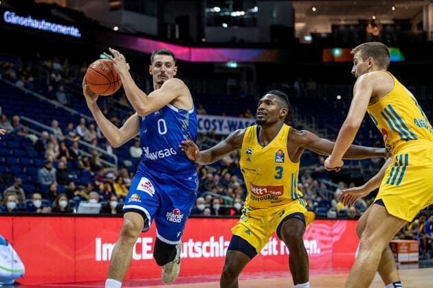 Basketball Berlin 28.09.2021 Saison 2021 2022 1. Bundesliga easyCredit BBL Alba Berlin - Skyliners Frankfurt Lukas Wank (Frankfurt, No.00) Jaleen Smith (Alba Berlin, No.03)