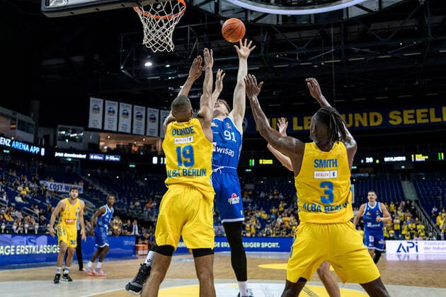 Basketball Berlin 28.09.2021 Saison 2021 2022 1. Bundesliga easyCredit BBL Alba Berlin - Skyliners Frankfurt Aleksander Richardson Louis Olinde (Alba Berlin, No.19) Jaleen Smith (Alba Berlin, No.03)