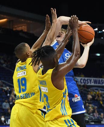 Basketball, Herren, Saison 2021 2022, easyCredit BBL (2. Spieltag), Alba Berlin - Fraport Skyliners Frankfurt, v. l. Louis Olinde (Alba Berlin), Jaleen Smith (Alba Berlin), Alexander Richardson (Fraport Skyliners Frankfurt), 28.09. 2021, Copyright: xSebastianxRäppold MatthiasxKochx
