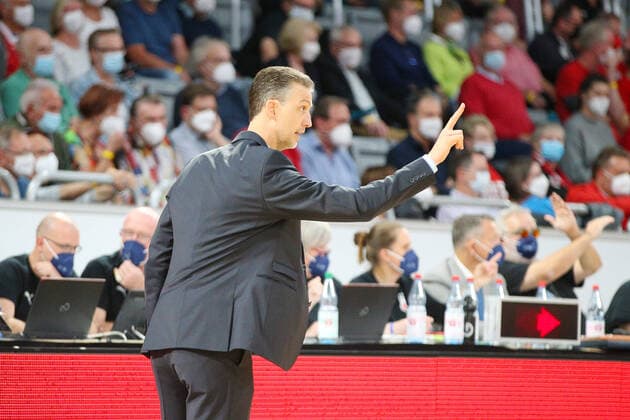 Bamberg, Deutschland 28.September 2021: 1. BBL - 2021 2022 - Brose Bamberg vs. Giessen 46ers Trainer Pete Strobl (JobStairs Gießen) gibt Anweisungen von der Seitenlinie Brose Arena Bayern Copyright: xFotostandx xHilpertx