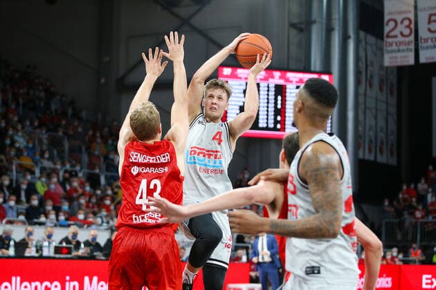 Bamberg, Deutschland 28.September 2021: 1. BBL - 2021 2022 - Brose Bamberg vs. Giessen 46ers v. li. im Zweikampf Christian Sengfelder (Brose Bamberg) und Bjarne Kraushaar (JobStairs Gießen) Brose Arena Bayern Copyright: xFotostandx xHilpertx