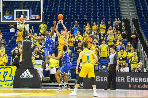 28.09.2021, xlakx, Basketball BBL Bundesliga, Alba Berlin - Fraport Skyliners Frankfurt emspor, v.l.Brancou Badio (Fraport Skyliners 8),Ben Lammers (Alba Berlin No.55),Jordan Samare (Fraport Skyliners 4),Jonas Mattisseck (Alba Berlin No.9) Berlin