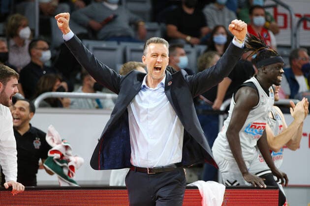 Bamberg, Deutschland 28.September 2021: 1. BBL - 2021 2022 - Brose Bamberg vs. Giessen 46ers Trainer Pete Strobl (JobStairs Gießen) jubelt von der Seitenlinie Brose Arena Bayern Copyright: xFotostandx xHilpertx