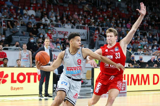 Bamberg, Deutschland 28.September 2021: 1. BBL - 2021 2022 - Brose Bamberg vs. Giessen 46ers v. li. im Zweikampf Maximilian Begue (JobStairs Gießen) und Patrick Heckmann (Brose Bamberg) Brose Arena Bayern Copyright: xFotostandx xHilpertx