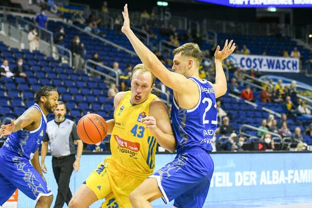 28.09.2021, xlakx, Basketball BBL Bundesliga, Alba Berlin - Fraport Skyliners Frankfurt emspor, v.l. Luke Sikma (Alba Berlin No.43),Lorenz Brenneke (Fraport Skyliners 21) Berlin