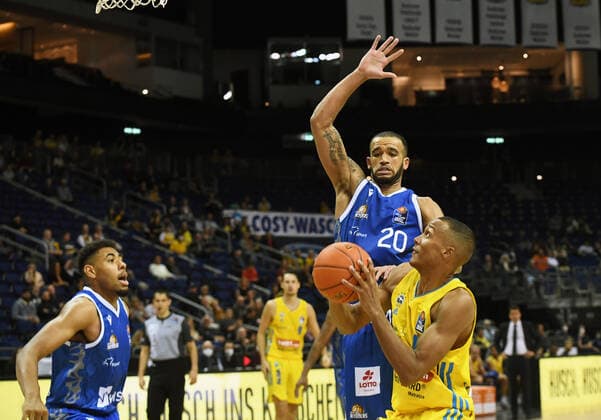 Basketball, Herren, Saison 2021 2022, easyCredit BBL (2. Spieltag), Alba Berlin - Fraport Skyliners Frankfurt, v. l. Jordan Samare (Fraport Skyliners Frankfurt), Rasheed Moore (Fraport Skyliners Frankfurt), Louis Olinde (Alba Berlin), 28.09. 2021, Copyright: xSebastianxRäppold MatthiasxKochx