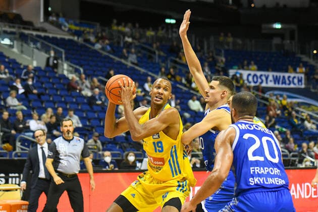 28.09.2021, xlakx, Basketball BBL Bundesliga, Alba Berlin - Fraport Skyliners Frankfurt emspor, v.l.Louis Olinde (Alba Berlin No.19),Lukas Wank (Fraport Skyliners 0),Rasheed Moore (Fraport Skyliners 20) Berlin