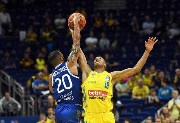 Basketball, Herren, Saison 2021 2022, easyCredit BBL (2. Spieltag), Alba Berlin - Fraport Skyliners Frankfurt, v. l. Rasheed Moore (Fraport Skyliners Frankfurt), Louis Olinde (Alba Berlin), 28.09. 2021, Copyright: xSebastianxRäppold MatthiasxKochx