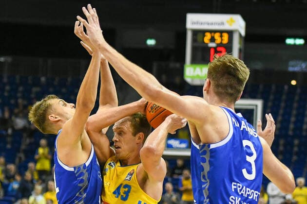 28.09.2021, xlakx, Basketball BBL Bundesliga, Alba Berlin - Fraport Skyliners Frankfurt emspor, v.l.Lorenz Brenneke (Fraport Skyliners 21),Luke Sikma (Alba Berlin No.43),Matt Haarms (Fraport Skyliners 3) Berlin