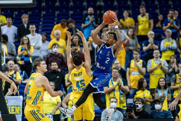 Sport Bilder des Tages Basketball Berlin 28.09.2021 Saison 2021 2022 1. Bundesliga easyCredit BBL Alba Berlin - Skyliners Frankfurt Donovan Donaldson (Frankfurt, No.02) Tamir Blatt (Alba Berlin, No.45)