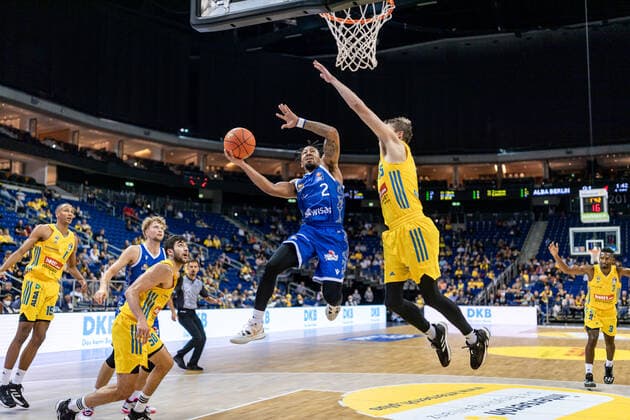 Basketball Berlin 28.09.2021 Saison 2021 2022 1. Bundesliga easyCredit BBL Alba Berlin - Skyliners Frankfurt Donovan Donaldson (Frankfurt, No.02) Ben Lammers (Alba Berlin, No.55)