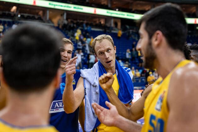 Basketball Berlin 28.09.2021 Saison 2021 2022 1. Bundesliga easyCredit BBL Alba Berlin - Skyliners Frankfurt Luke Sikma (Alba Berlin, No.43) und andere Jubel
