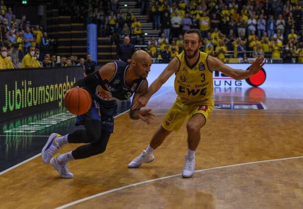 GER, Basketball, EWE Baskets Oldenburg vs Hakro Merlins Crailsheim 25.09.2021, EWE Arena, Oldenburg, GER, easy Credit-BBL, EWE Baskets Oldenburg vs Hakro Merlins Crailsheim, im Bild Maurice STUCKEY ( Hakro Merlins Crailsheim 3 ) Max HEIDEGGER ( EWE Baskets Oldenburg 3 )