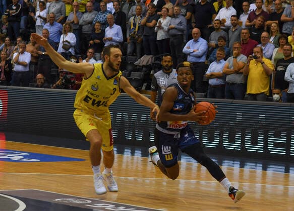 GER, Basketball, EWE Baskets Oldenburg vs Hakro Merlins Crailsheim 25.09.2021, EWE Arena, Oldenburg, GER, easy Credit-BBL, EWE Baskets Oldenburg vs Hakro Merlins Crailsheim, im Bild T.J. SHORTS ( Hakro Merlins Crailsheim 0 ) Max HEIDEGGER ( EWE Baskets Oldenburg 3 )