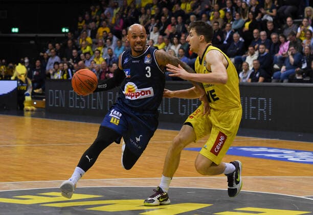 GER, Basketball, EWE Baskets Oldenburg vs Hakro Merlins Crailsheim 25.09.2021, EWE Arena, Oldenburg, GER, easy Credit-BBL, EWE Baskets Oldenburg vs Hakro Merlins Crailsheim, im Bild Maurice STUCKEY ( Hakro Merlins Crailsheim 3 ) Alen PJANIC ( EWE Baskets Oldenburg 35 )