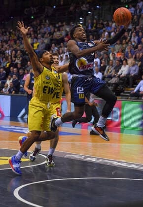 GER, Basketball, EWE Baskets Oldenburg vs Hakro Merlins Crailsheim 25.09.2021, EWE Arena, Oldenburg, GER, easy Credit-BBL, EWE Baskets Oldenburg vs Hakro Merlins Crailsheim, im Bild T.J. SHORTS ( Hakro Merlins Crailsheim 0 ) Phil PRESSEY ( EWE Baskets Oldenburg 11 )