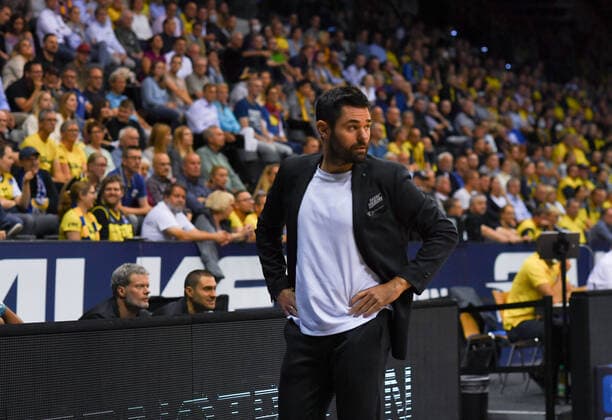 GER, Basketball, EWE Baskets Oldenburg vs Hakro Merlins Crailsheim 25.09.2021, EWE Arena, Oldenburg, GER, easy Credit-BBL, EWE Baskets Oldenburg vs Hakro Merlins Crailsheim, im Bild Sebastian GLEIM ( Hakro Merlins Crailsheim Head-Coach Trainer )