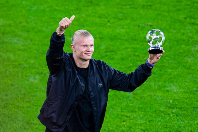 Bilder des Jahres 2021, Sport 09 September Sport Themen der Woche KW39 Sport Bilder des Tages 28.09.2021 - Fußball, 2021 2022, UEFA UEFA Champions League, 2. Spieltag, Borussia Dortmund - Sporting Lissabon: Erling Haaland (Dortmund) bekam die Auszeichnung der UEFA Champions League für denSpieler der Saison 2020 2021 Dortmund Nordrhein-Westfalen Deutschland Signal Iduna Park *** 28 09 2021 Football, 2021 2022, UEFA UEFA Champions League, Matchday 2, Borussia Dortmund Sporting Lisbon Erling Haaland Dortmund received the UEFA Champions League award for thePlayer of the Season 2020 2021 Dortmund Nordrhein Westfalen Germany Signal Iduna Park
