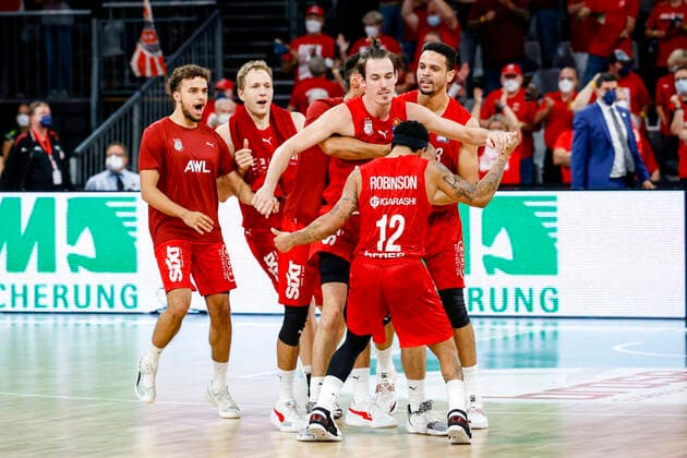 2.v.r. Omar Prewitt (Brose Bamberg, 04) lässt sich nach Wurf zum 89:87-Sieg und 36 Punkten von Elias Baggette (Brose Bamberg, 02) Patrick Heckmann (Brose Bamberg, 33) rechts Dominic Lockhart (Brose Bamberg, 03) und vorne Justin Robinson (Brose Bamberg, 12) bejubeln Brose Bamberg - Gießen 46ers - easyCredit-BBL - Basketball Bundesliga Saison 2021 22 Spieltag 2, 29.09.2021 Bamberg, Brose Arena Copyright: DanielxLöb