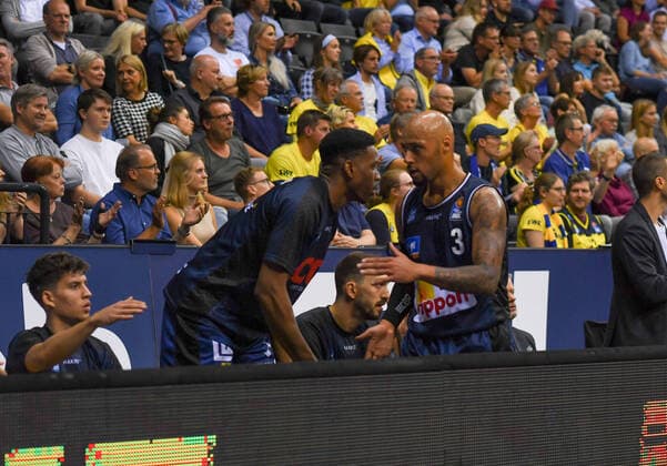 GER, Basketball, EWE Baskets Oldenburg vs Hakro Merlins Crailsheim 25.09.2021, EWE Arena, Oldenburg, GER, easy Credit-BBL, EWE Baskets Oldenburg vs Hakro Merlins Crailsheim, im Bild zurueck auf die Bank Maurice STUCKEY ( Hakro Merlins Crailsheim 3 )