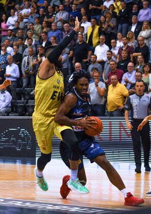 GER, Basketball, EWE Baskets Oldenburg vs Hakro Merlins Crailsheim 25.09.2021, EWE Arena, Oldenburg, GER, easy Credit-BBL, EWE Baskets Oldenburg vs Hakro Merlins Crailsheim, im Bild Terrell HARRIS ( Hakro Merlins Crailsheim 8 ) Martin BREUNING ( EWE Baskets Oldenburg 12 )