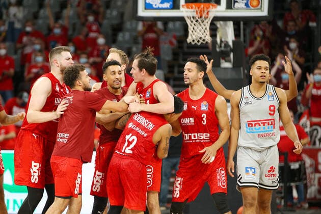 Bamberg, Deutschland 28.September 2021: 1. BBL - 2021 2022 - Brose Bamberg vs. Giessen 46ers re. Maximilian Begue (JobStairs Gießen) ist unzufrieden über das Endergebnis Brose Arena Bayern Copyright: xFotostandx xHilpertx