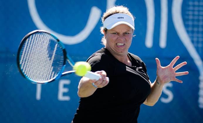 CHICAGO, UNITED STATES, SEPTEMBER 27: Kim Clijsters of Belgium in action during the first round of doubles with partner Kirsten Flipkens of Belgium the 2021 Chicago Fall Tennis Classic WTA, Tennis Damen 500 tennis tournament Chicago Fall Tennis Classic Day 1 28 09 2021 PhotoNews Panoramic 