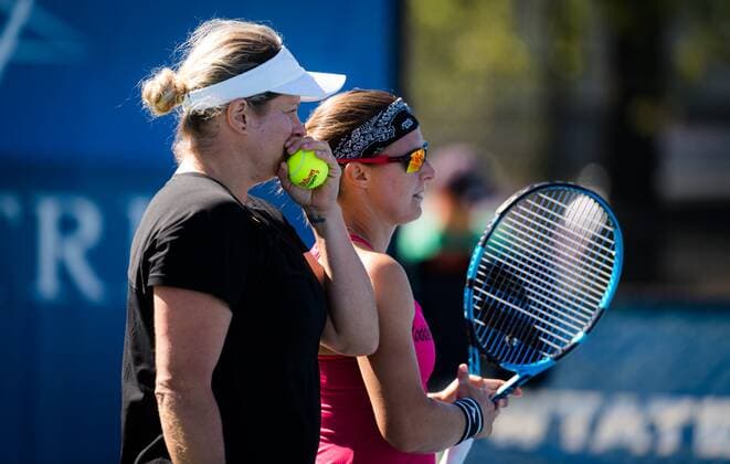 CHICAGO, UNITED STATES, SEPTEMBER 27: Kim Clijsters of Belgium in action during the first round of doubles with partner Kirsten Flipkens of Belgium the 2021 Chicago Fall Tennis Classic WTA, Tennis Damen 500 tennis tournament Chicago Fall Tennis Classic Day 1 28 09 2021 PhotoNews Panoramic 