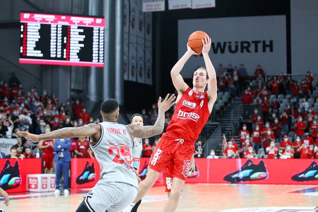 Bamberg, Deutschland 28.September 2021: 1. BBL - 2021 2022 - Brose Bamberg vs. Giessen 46ers v. li. im Zweikampf Phillip Fayne (JobStairs Gießen) und Omar Prewitt (Brose Bamberg) Brose Arena Bayern Copyright: xFotostandx xHilpertx