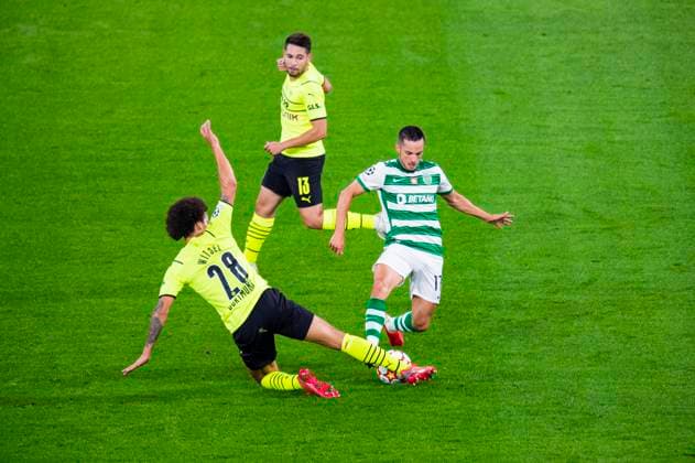 28.09.2021 - Fußball, 2021 2022, UEFA UEFA Champions League, 2. Spieltag, Borussia Dortmund - Sporting Lissabon: (L-R) Axel Witsel (Dortmund), Raphael Guerreiro (Dortmund), Pablo Sarabia (Lissabon) Dortmund Nordrhein-Westfalen Deutschland Signal Iduna Park