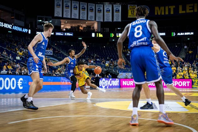 Basketball Berlin 28.09.2021 Saison 2021 2022 1. Bundesliga easyCredit BBL Alba Berlin - Skyliners Frankfurt Maodo Lo (Alba Berlin, No.00) Donovan Donaldson (Frankfurt, No.02)