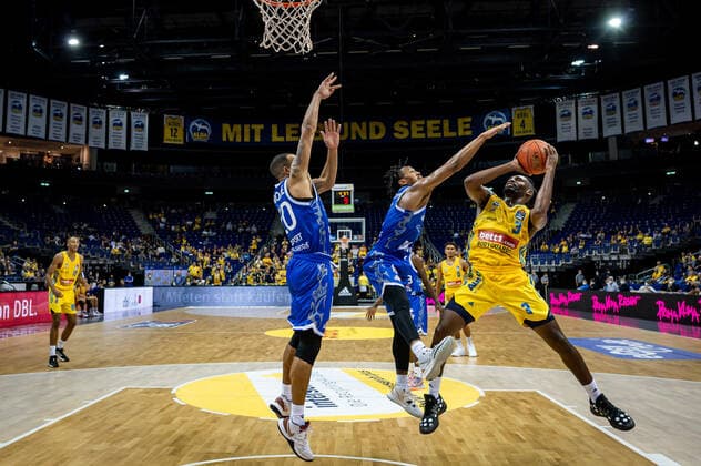 Basketball Berlin 28.09.2021 Saison 2021 2022 1. Bundesliga easyCredit BBL Alba Berlin - Skyliners Frankfurt Jaleen Smith (Alba Berlin, No.03) Brancou Badio (Frankfurt, No.08) Rasheed Moore (Frankfurt, No.20)