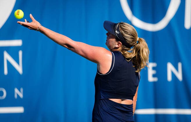 September 28, 2021, CHICAGO, UNITED STATES: CoCo Vandeweghe of the United States in action during the first round of the 2021 Chicago Fall Tennis Classic WTA, Tennis Damen 500 tennis tournament against Magda Linette of Poland CHICAGO UNITED STATES - ZUMAa181 20210928_zaa_a181_024 Copyright: xRobxPrangex
