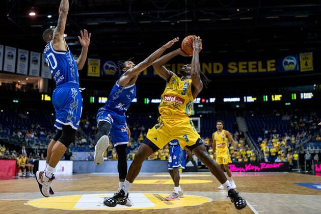Basketball Berlin 28.09.2021 Saison 2021 2022 1. Bundesliga easyCredit BBL Alba Berlin - Skyliners Frankfurt Jaleen Smith (Alba Berlin, No.03) Brancou Badio (Frankfurt, No.08) Rasheed Moore (Frankfurt, No.20)