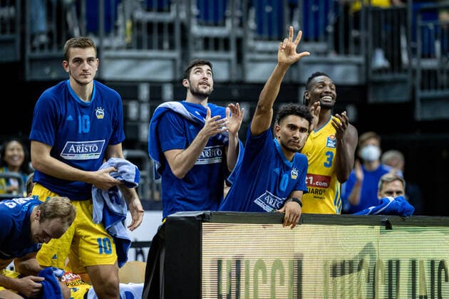 Basketball Berlin 28.09.2021 Saison 2021 2022 1. Bundesliga easyCredit BBL Alba Berlin - Skyliners Frankfurt Jubel Alba Maodo Lo (Alba Berlin, No.00) Tim Schneider (Alba Berlin, No.10) li. Javel Zoosman (Alba Berlin, No.50) Jaleen Smith (Alba Berlin, No.03) re.