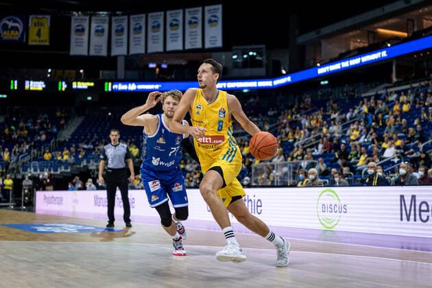 Basketball Berlin 28.09.2021 Saison 2021 2022 1. Bundesliga easyCredit BBL Alba Berlin - Skyliners Frankfurt Marcus Eriksson (Alba Berlin, No.08) Matthew Meredith (Frankfurt, No.77)