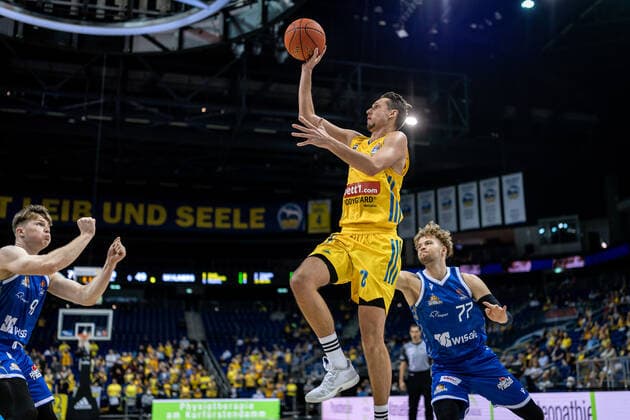 Basketball Berlin 28.09.2021 Saison 2021 2022 1. Bundesliga easyCredit BBL Alba Berlin - Skyliners Frankfurt Marcus Eriksson (Alba Berlin, No.08) Matthew Meredith (Frankfurt, No.77)